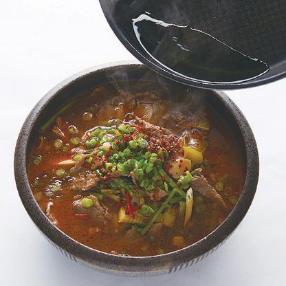 팬에 고추기름을 가열하여 완성된 요리 위에 붓고 쪽파를 올리면 완성이예요.
*Tip. 재료들을 데칠 때 육수에 간을 강하게 해야 마지막 간을 맞출 때 추가로 간을 할 필요없이 데친 재료에 간이 밴답니다.