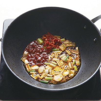 팬에 식용유를 가열하여 산초기름, 파, 마늘, 생강을 넣고 볶다가 황두장, 두반장을 넣고 함께 볶아 주세요.