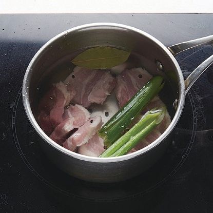 물에 삼겹살, 생강, 대파, 월계수잎, 통후추를 넣고 10분간 삶아주세요.