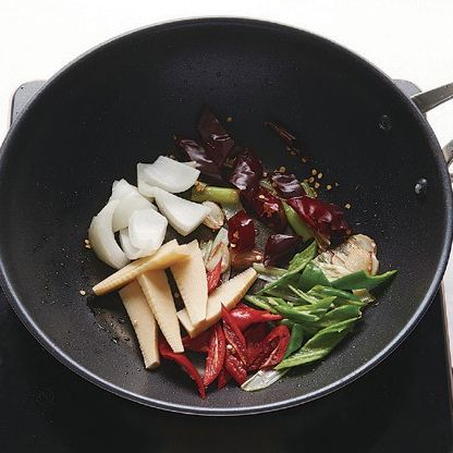 팬에 고추기름, 마른 고추, 대파, 마늘, 간장, 청주를 넣고 향을 낸 후 홍고추, 청양고추, 죽순, 양파를 넣고 볶아주세요.