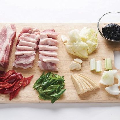 삼겹살은 편 썰고, 홍고추와 청양고추는 씨를 제거해서 어슷 썬 뒤, 죽순, 양파, 마늘, 대파는 편 썰어 준비해 주세요. 양상추는 먹기 좋은 크기로 잘라주세요.