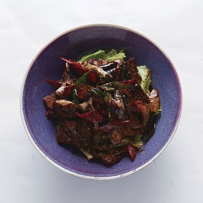 순서 4에 삼겹살과 순서 3의 소스를 넣고 볶아주세요. 충분히 볶은 후 마지막에 양상추를 넣고 볶아내면 완성이랍니다.
*Tip. 소스를 넣고 볶을 때 춘장이 잘 풀어지도록 약불에서 서서히 볶아주는게 좋아요!