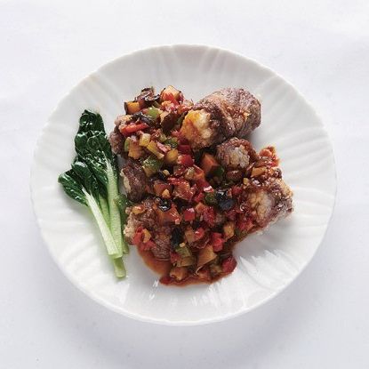 순서 4에 물전분을 넣어 농도를 맞춘 후, 튀겨낸 고기말이를 그릇에 담고 소스를 얹으면 완성이예요. 
*Tip. 소고기에 튀김옷을 입힐 때 손으로 꾹꾹 눌러서 모양을 잡아주세요!