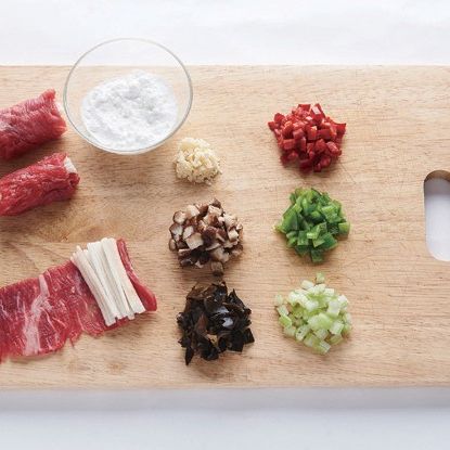 소고기는 0.5cm 두께로 편 썰고, 마는 5cm 길이로 채 썰어주세요. 비타민은 윗둥을 제거하여 청피망, 홍피망, 샐러리, 표고 버섯과 함께 사방 0,5cm 크기로 썰고, 마늘은 다져주세요.