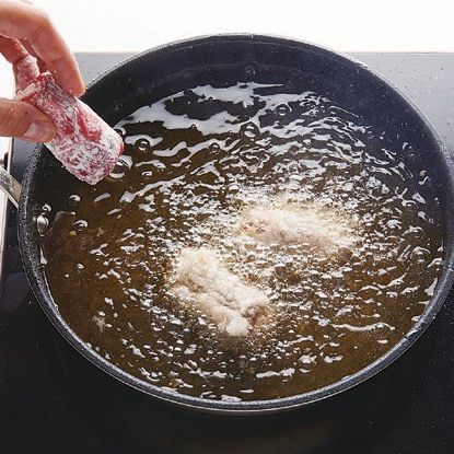 소고기를 넓게 펴서 마를 넣고 돌돌 말아 끝부분에 전분을 묻혀 고정시키고, 전체적으로 전분 가루를 꼼꼼히 묻혀 튀겨주세요.