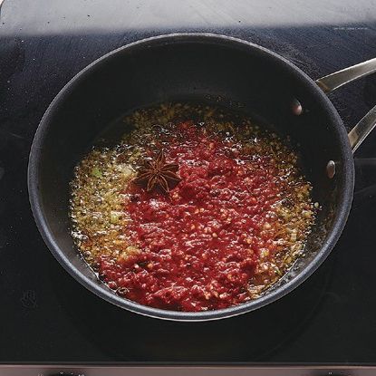 팬에 순서 3의 소스와 순서 1의 채소, 버섯을 넣고 끌여주세요.