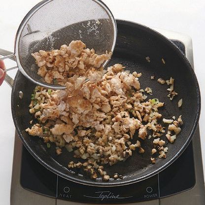 순서 4에 준비된 순서 2의 닭고기를 넣고 함께 볶아주세요.