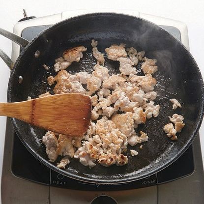 달궈진 팬에 식용유 1큰술을 두르고 다진 닭고기를 소금으로 간을 하여 노릇하게 볶은 뒤 따로 담아 놓아요.