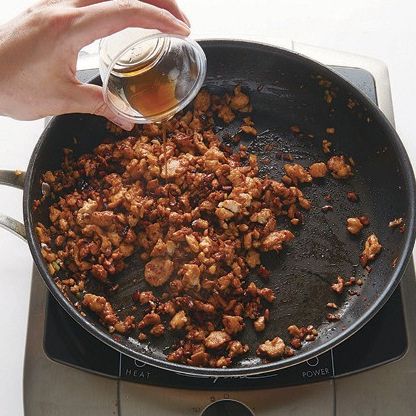 순서 3의 소스를 넣고 자작하게 졸여질 때까지 볶아 참기름을 넣고 마무리해주세요. 한입 크기의 양상추 위에 얹어 접시에 담아내면 완성이랍니다.
*Tip. 마른 표고버섯에는 비타민 D가 농축되어 있어요. 생표고버섯보다 더 깊은 향과 맛을 내는 마른 표고버섯은 뜨거운 물에 1시간 정도 담가 흐물흐물 해지면 물기를 제거하여 사용해요.