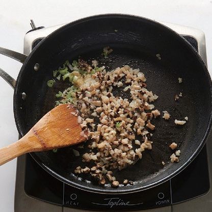 팬에 식용유를 두르고 파와 다진 마늘을 볶아 향을 낸 후 표고버섯과 물밤을 넣고 센불에서 볶아주세요.