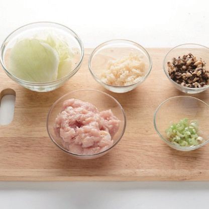 닭고기와 표고버섯, 물밤, 대파는 굵게 다지고 양상추는 찬물에 씻은 뒤 먹기 좋은 크기로 썰어주세요.