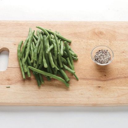 바삭 그린빈스 튀김을 위한 재료 이미지로 그린빈스(껍질콩),소금,후춧가루,식용유 등으로 구성 되어있습니다.