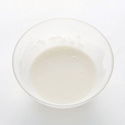 분량의 재료를 골고루 섞어 튀김 반죽 을 만들어 주세요.