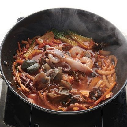 순서 4에 물을 넣고 소금, 치킨파우더, 후춧가루를 넣어 간을 맞추고, 순서 1의 해물을 넣어 끓여주세요.