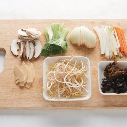 양파, 당근, 호박, 배추는 가늘게 채 썰고, 죽순, 표고버섯은 편 썰어주세요. 목이버섯은 물에 담가 불린 뒤 청경채, 숙주와 함께 먹기 좋은 크기로 손질해 주세요.
