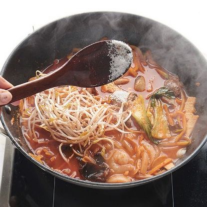 육수가 끓어 오르면 숙주와 참기름을 넣어 완성해 주세요.
*Tip. 생면을 삶아 그릇에 담고 그 위에 짬뽕 국물을 부어 먹으면 훌륭한 한 끼 식사가 된답니다. 조개류를 제외한 해물은 마지막쯤에 넣고 끓여줘야 질겨지지 않아요.