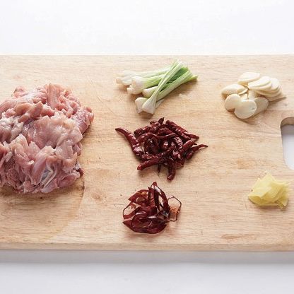 닭다리살은 5cm 길이로 채 썰고, 마늘과 생강은 편 썰며, 마른 고추는 어슷 썰기해서 준비해 주세요.
