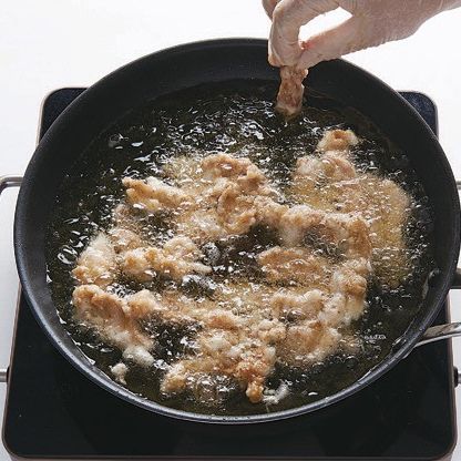 팬에 식용유 5컵(1L)을 붓고 아지랑이가 피어오르면 순서 3의 닭을 튀겨주세요.