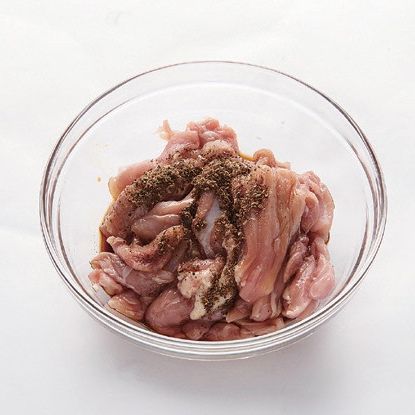 볼에 닭다리살과 분량의 마리네이드 재료를 섞어서 기름에 재워 준비합니다.
*Tip. 부드럽고 잡내 없는 고기 맛을 위해 해물, 육류에 미리 마리네이드를 하면 좋아요.
*마리네이드 재료(해물, 육류 250g 기준) : 옥수수 전분 2큰술, 흰자 1개, 소금 1/2 작은술, 식용유 3큰술, 후춧가루 약간