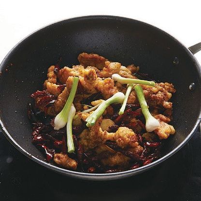 팬에 고추기름과 산초기름을 두르고 마늘과 생강으로 향을 낸 후 순서 4의 튀긴 닭다리살, 치킨파우더, 설탕, 쪽파, 마른 고추, 백후춧가루를 볶아 마무리하면 완성이예요.