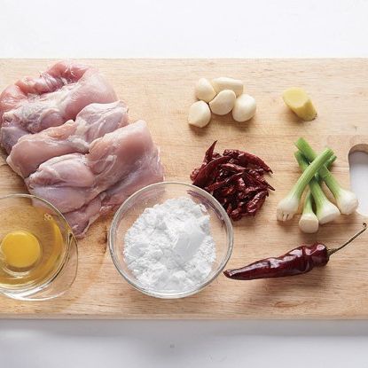 고추 듬뿍 닭튀김을 위한 재료 이미지로 닭다리살,마늘,생강,사천고추,마른고추 등으로 구성 되어있습니다.