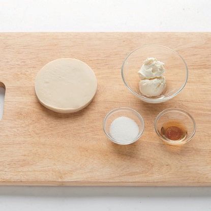 바닐라 크림 완탕을 위한 재료 이미지로 크림치즈(고체형),바닐라 에센스,설탕,원형 만두피,튀김기름 등으로 구성 되어있습니다.