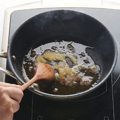 팬에 버터를 넣어 완전히 녹이고 설탕을 혼합해 주세요.