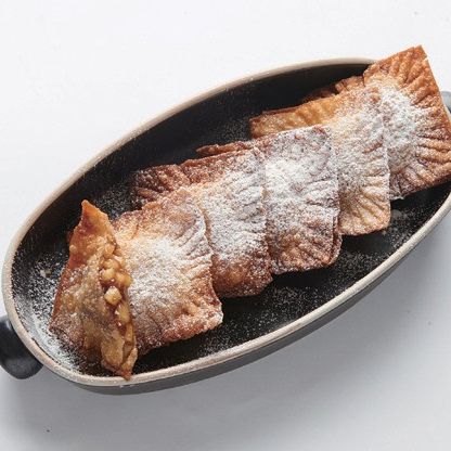 튀김기름에 아지랑이가 피어오르면 애플 완탕을 3~4분 정도 황금색이 날 때 까지 튀겨주고 슈가 파우더와 카라멜 소스를 뿌리면 완성이예요.
*Tip. 사각형 만두피에 속재료를 넣고 다른 만두피로 겹쳐 붙힌 후, 포크로 만두피를 눌러 모양을 잡아 주면 더욱 예쁜 모양의 완탕이 완성된답니다.