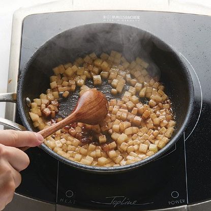 잘게 썬 사과를 넣고 3분정도 볶은 후 사이다, 레몬즙, 계피 가루를 더해 2분 정도 더 볶아주세요.