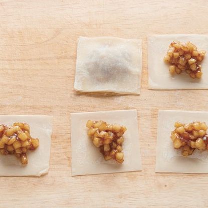 7x7cm 정사각형 만두피에 순서 4의 속재료를 순서 1과 1/3큰술(20g)씩 넣고 다른 만두피로 덮어서 겹쳐 붙여 주세요.