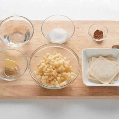 사과는 껍질을 벗기고 씨를 빼서 사방 0.5cm 크기로 썰고 버터, 설탕, 계피가 루, 레몬즙, 사이다를 준비해 주세요.