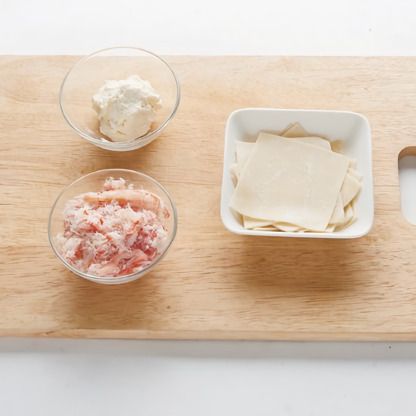 게살 크림 딤섬을 위한 재료 이미지로 홍게 다리살(물기 제거),크림치즈(고체형),만두피,튀김기름 등으로 구성 되어있습니다.