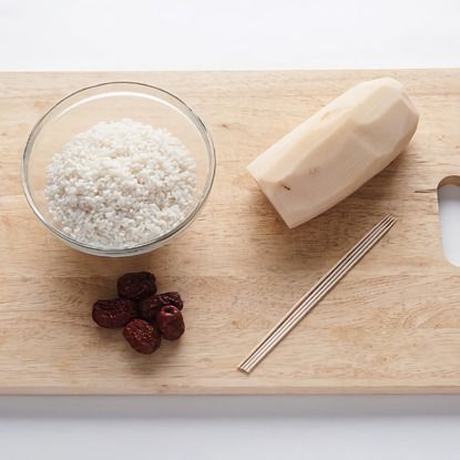 찹쌀은 물에 불려 놓고 연근은 껍질을 제거해 주세요.