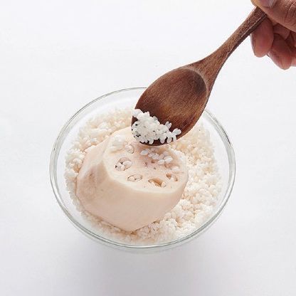 연근 껍질을 제거한 후 양끝을 사선으로 잘라준 후 구멍 안에 불린 찹쌀을 젓가락을 이용해 채워 주세요.