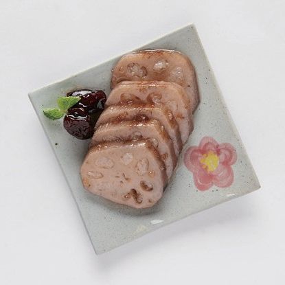 완성된 연근을 편으로 썰어 그릇에 담고 분량의 소스 재료를 조려서 얹어 완성해 주세요.
*Tip. 연근은 껍질을 벗겨 바로 사용하지 않는다면, 식초물에 끓여서 보관하여 갈변 현상을 막을 수 있답니다.