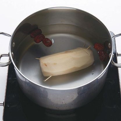 냄비에 순서 3의 연근을 넣고 물을 자작하게 부은 후 대추를 넣고 뚜껑을 덮어 1시간 정도 약불로 끓여주세요.
