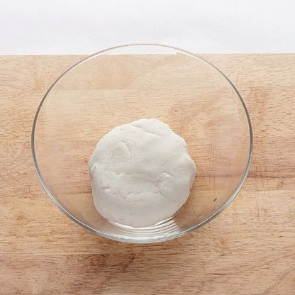 볼에 찹쌀 가루, 밀 전분, 소금 약간을 섞어 서 뜨거운 물에 반죽해 주세요.
