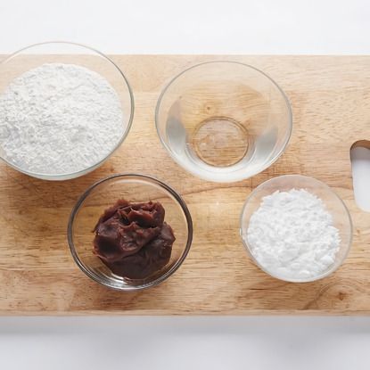 바삭 찹쌀떡을 위한 재료 이미지로 찹쌀 가루,밀 전분,뜨거운 물,팥앙금,식용유 등으로 구성 되어있습니다.