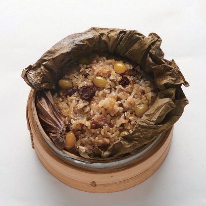 연잎으로 잘 덮어서 찜기에 1시간 정도 쪄주면 완성이예요.
*Tip. 연잎은 물에 담궈 부드럽게해서 사용하세요. 돼지고기 A 지방은 돼지 등뼈에 붙어있는 지방으로 잡내가 적고 고소하답니다.