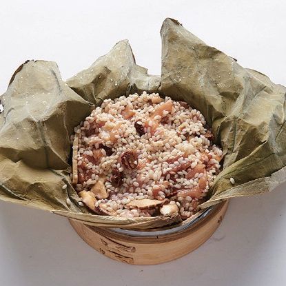 순서 1에 분량의 재료로 소스를 만들어 넣고 섞어 준 다음 연잎을 깔고 그 위에 올려주세요.