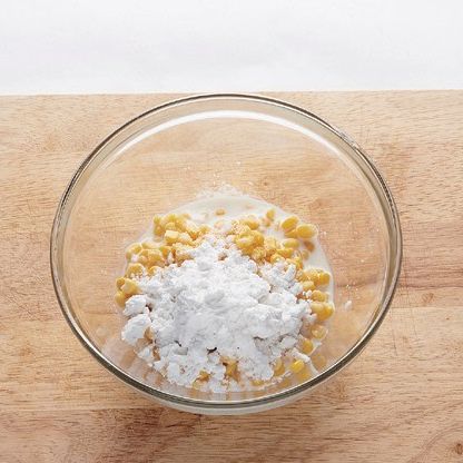 볼에 옥수수를 넣고 우유, 전분, 소금을 넣고 반죽해 주세요.