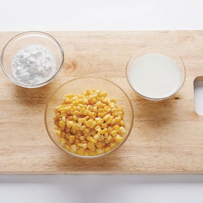 옥수수는 체에 받쳐 수분을 제거해 주세요.