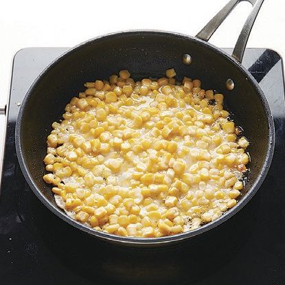 팬에 식용유를 두르고 순서 2의 반죽을 동그랗게 지져 주세요. 접시에 담고 설탕을 뿌리면 완성이예요.
*Tip. 파프리카, 샐러리 등 다양한 채소와 함께 먹 으면 영양이 배가 된답니다.