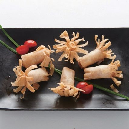 팬에 기름을 붓고 끓이다가 아지랑이가 피어오르면 순서 2를 넣고 튀겨 완성해 주세요.
*Tip. 춘권피는 고정할 때 밀가루 풀을 만들어 사용하면 잘 붙는답니다.