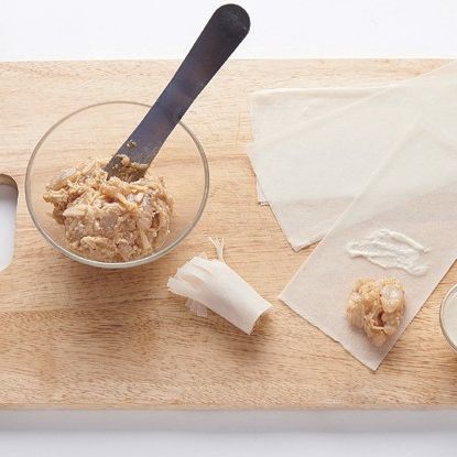 순서 1과 분량의 소스 재료를 섞어서 새우가 으깨지도록 치댄 후 준비된 춘권피에 넣어 돌돌 말아 끝 부분에 칼집을 내주세요.