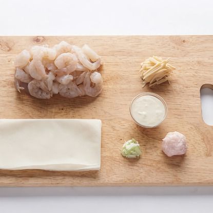 새우는 씻어서 수분을 제거하고, 나머지 재료는 다져서 준비해 주세요.