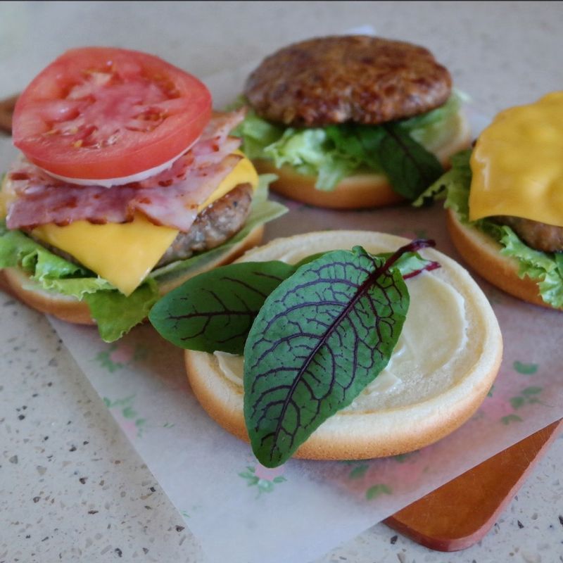 팬에 햄버거 빵을 살짝 구워준 후 빵의 안쪽에 마요네즈를 발라주세요.