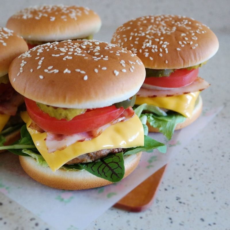 빵 위에 양상추, 패티, 치즈, 베이컨, 양파, 토마토, 피클 순으로 얹은 후 나머지 빵을 덮어 완성해주세요.