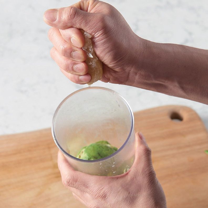 잘 익은 아보카도는 껍질을 제거한 후 레몬즙과 소금, 후추를 넣어 갈아주세요.