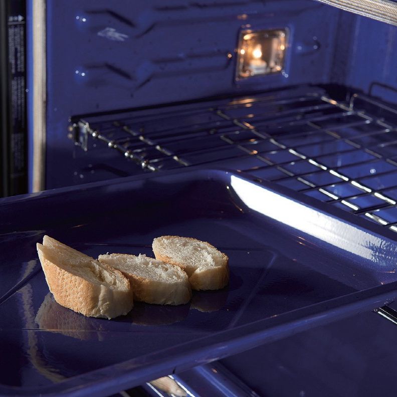 바게트는 1cm 두께로 썰어 250도 오븐에서 노릇하게 구워 주세요.